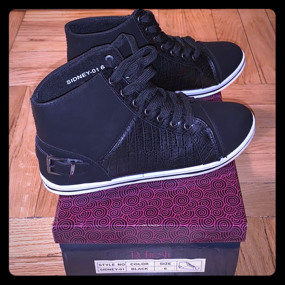 Refresh Sidney Black Sneakers Size 6 Brand New